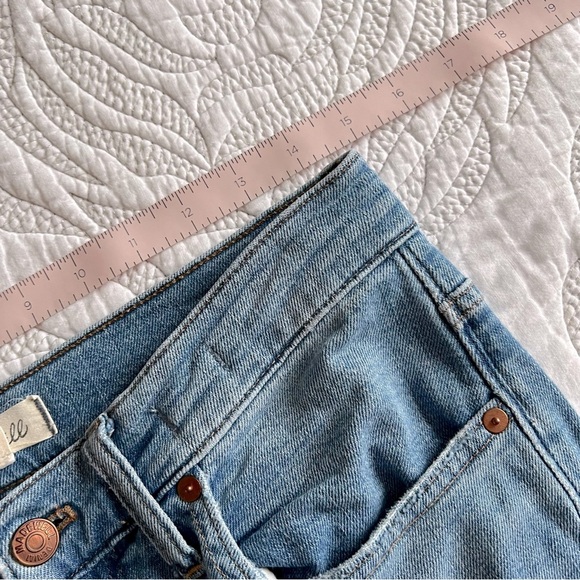 Madewell - The High-Rise Slim Boyjean in Summit Wash: Summerweight Edition - Picture 12 of 13